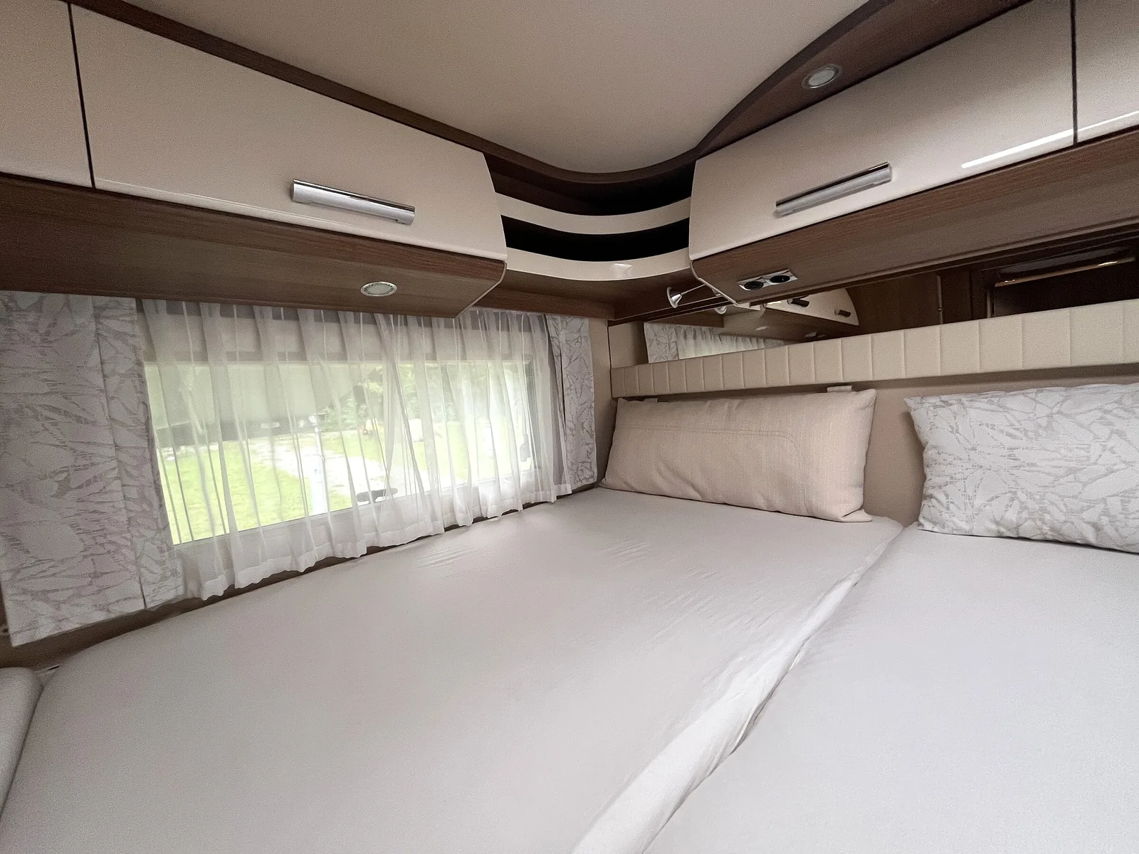 VAN2GETHER Carthago C-Tourer I 149 LE – Bett